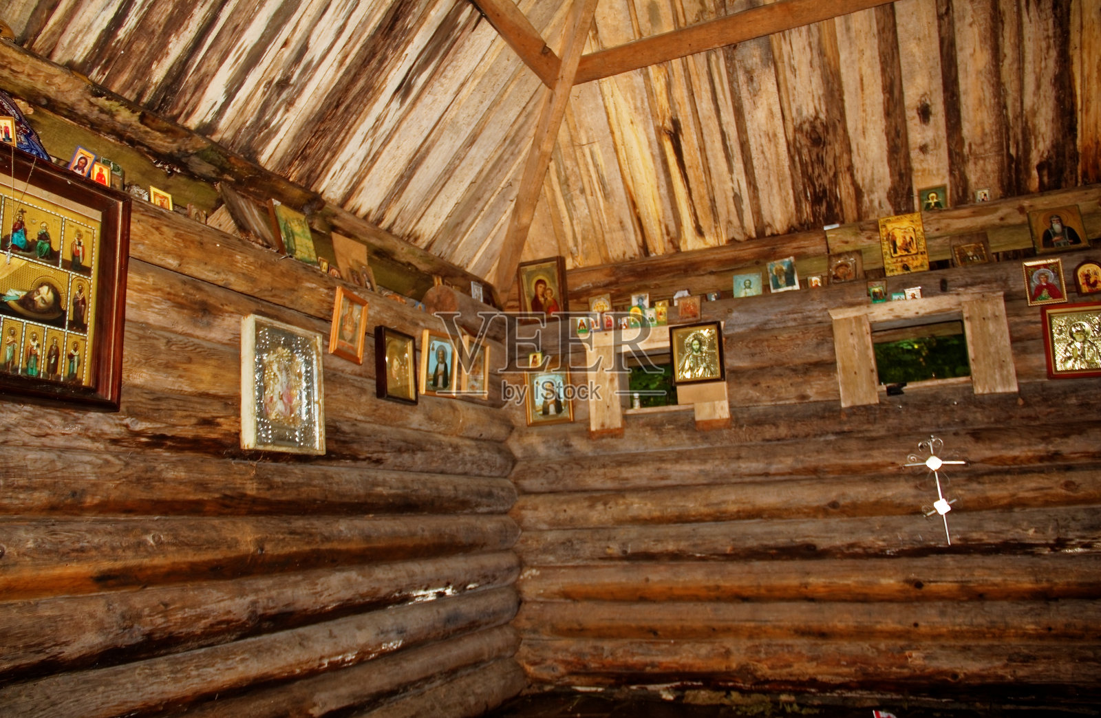 夏天森林里的木制东正教教堂照片摄影图片