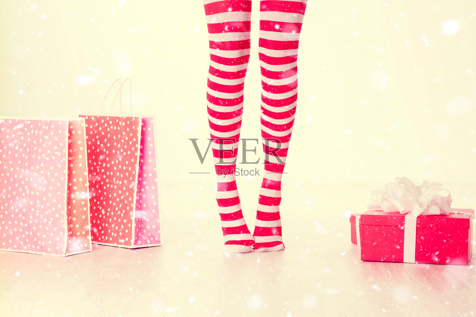 穿着古怪袜子的女人照片摄影图片