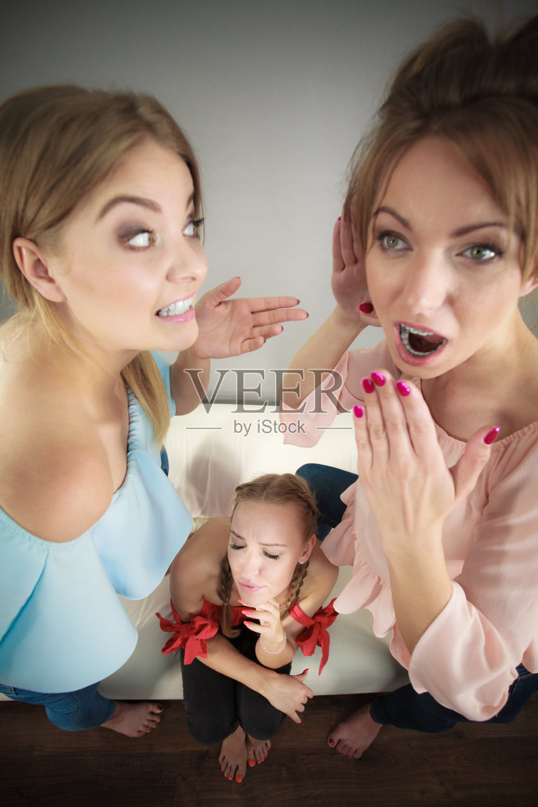 女人被两个人说闲话照片摄影图片