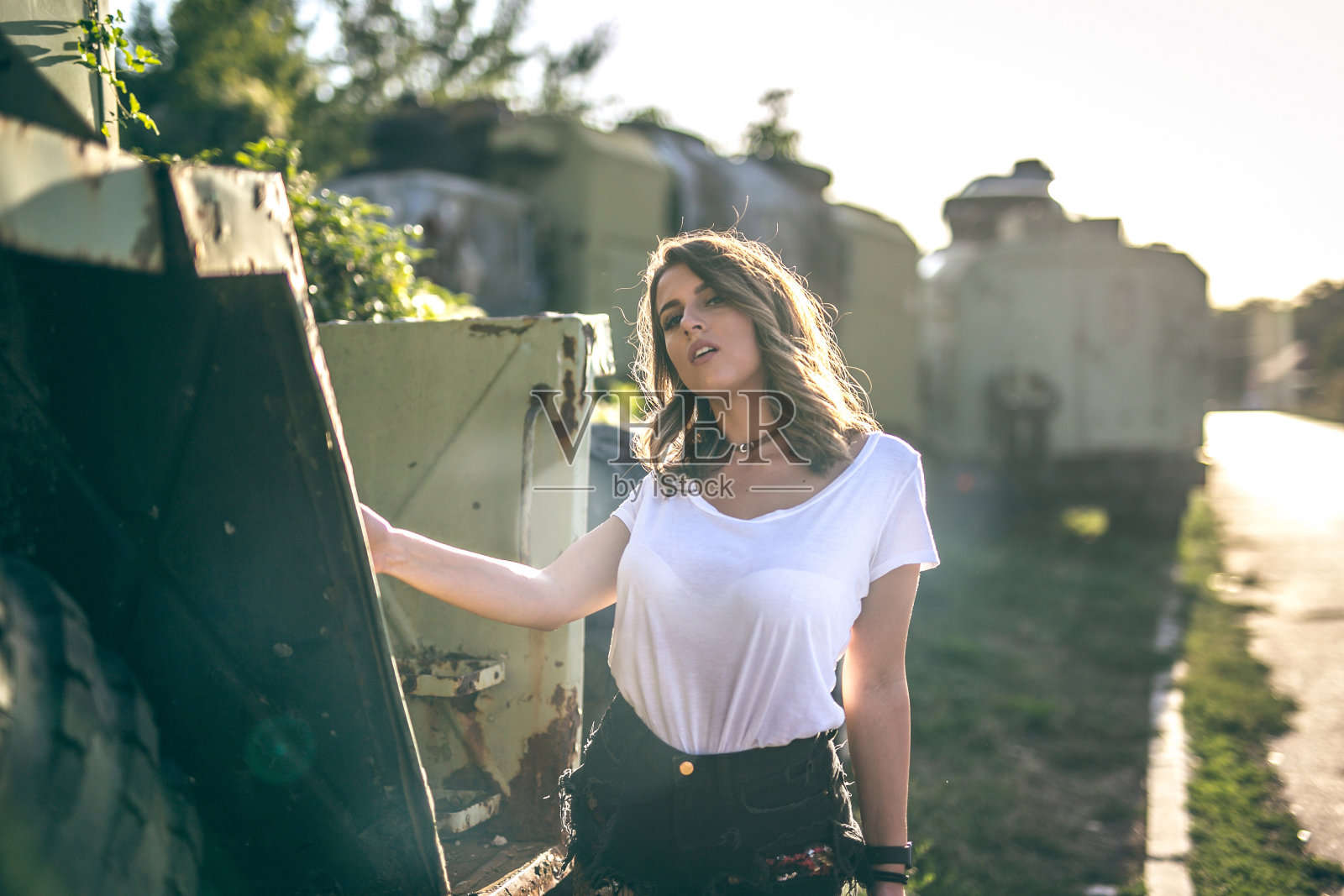 户外迷人的年轻女士照片摄影图片