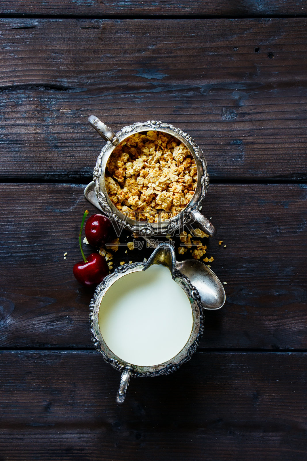 格兰诺拉麦片，牛奶和樱桃照片摄影图片