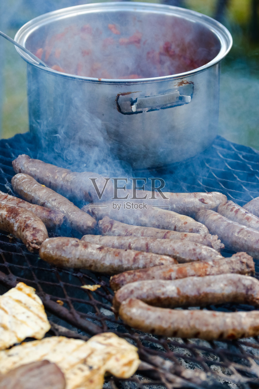 南非传统boerewors /香肠烤架/ braai /烧烤的特写照片摄影图片