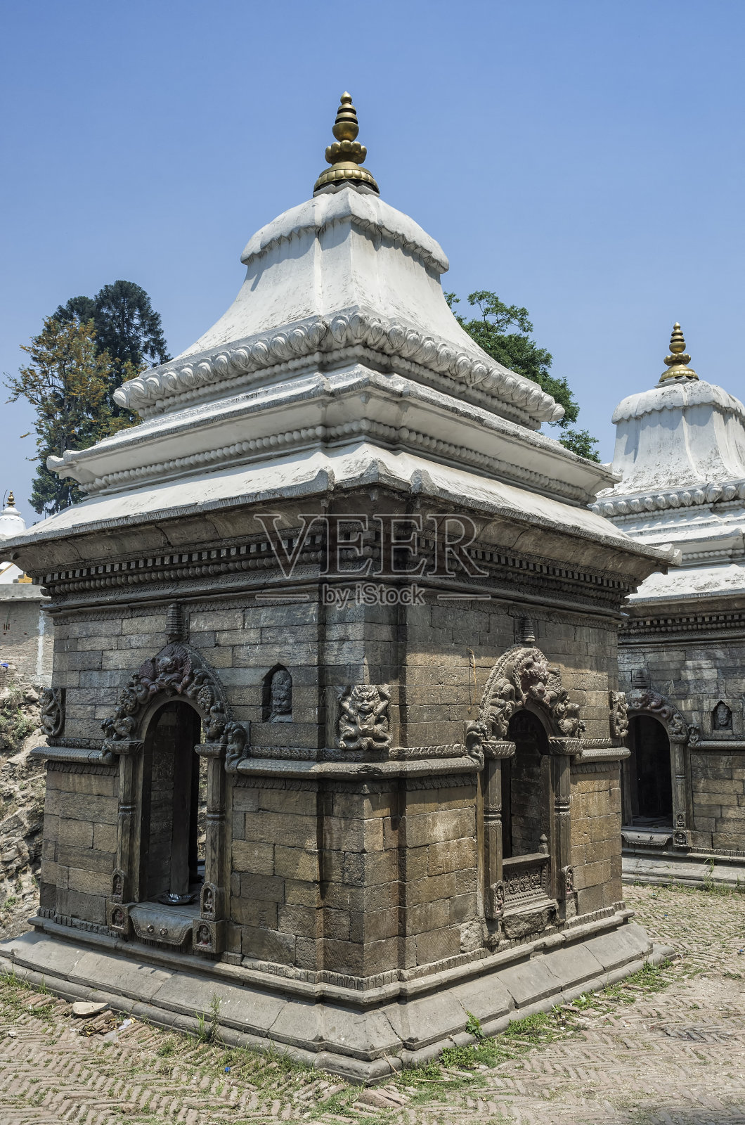 尼泊尔加德满都，帕舒帕提纳特寺庙的一排供奉庙宇和神龛照片摄影图片