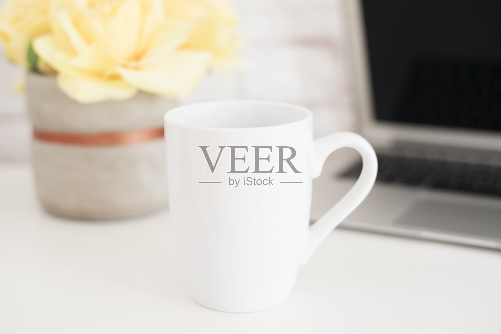 杯模型。咖啡杯的模板。咖啡杯打印设计模板。白色的杯子模型。空杯。风格股票产品形象。风格存货摄影白咖啡杯和玫瑰花照片摄影图片