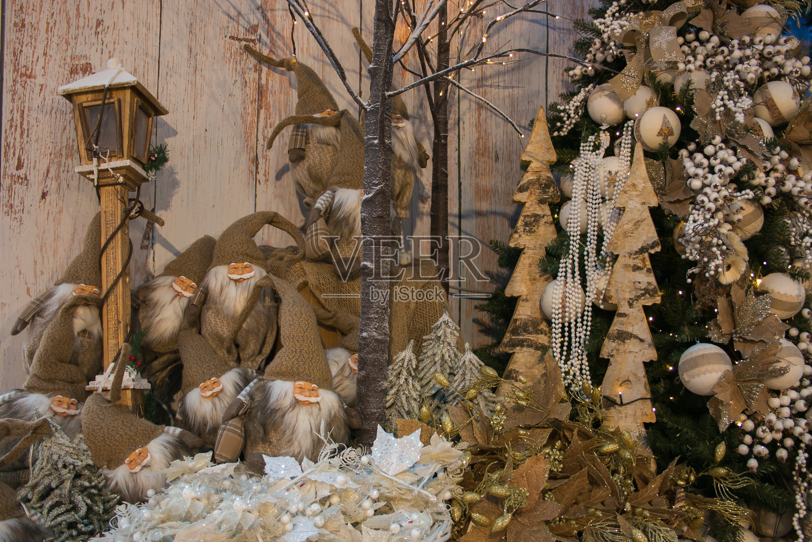 圣诞老人玩具靠近圣诞树照片摄影图片