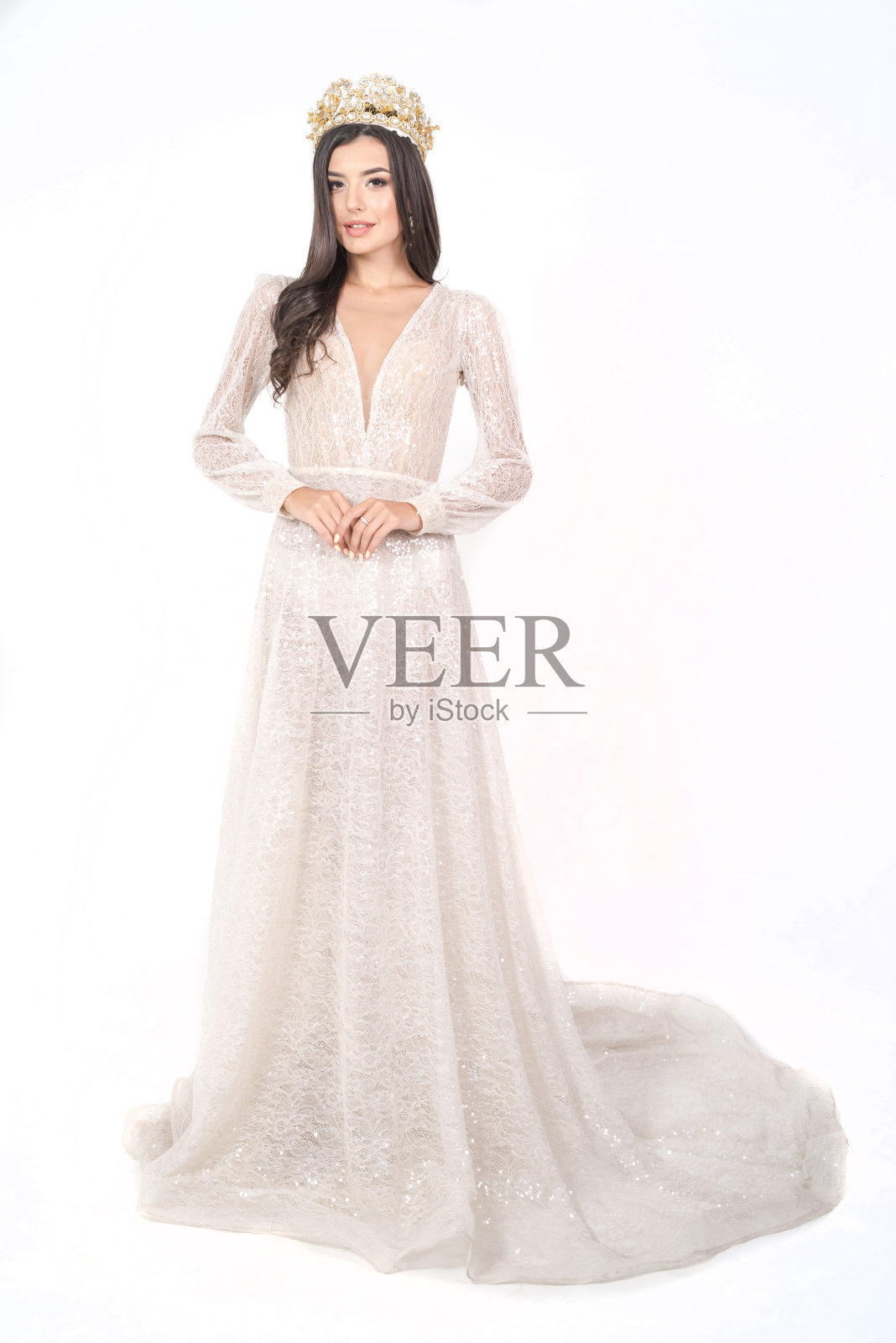 迷人的小姐比赛冠军，穿着白色的裙子，戴着皇冠照片摄影图片