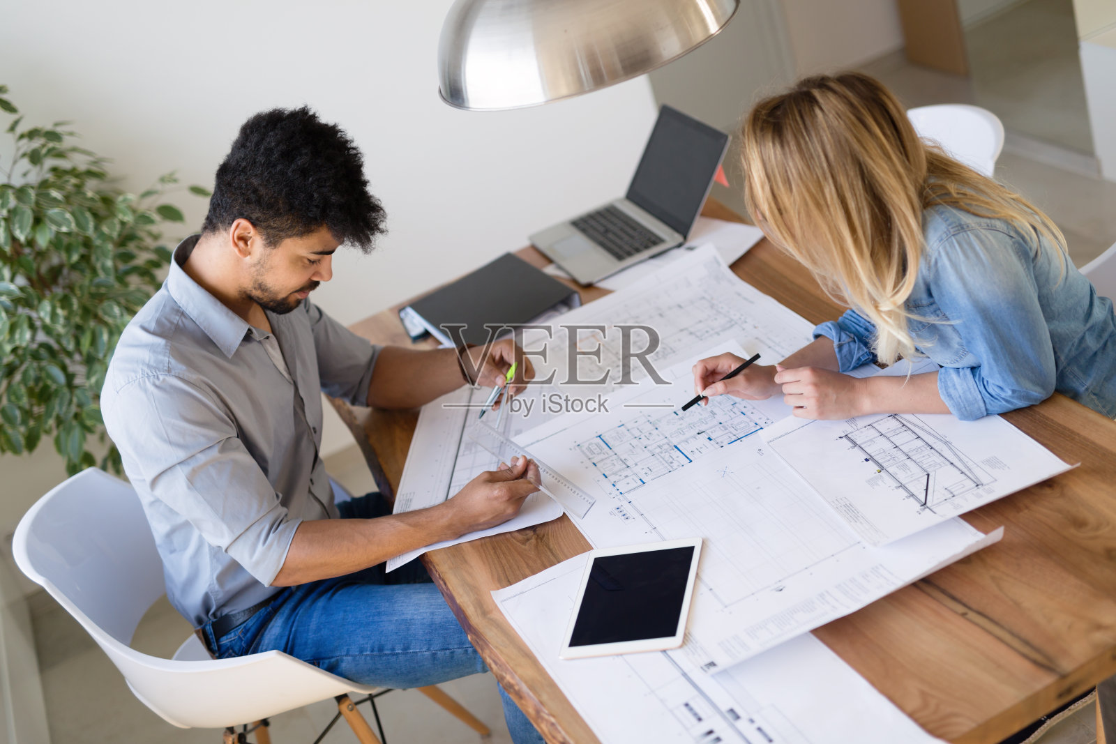 办公室同事开会讨论项目计划照片摄影图片