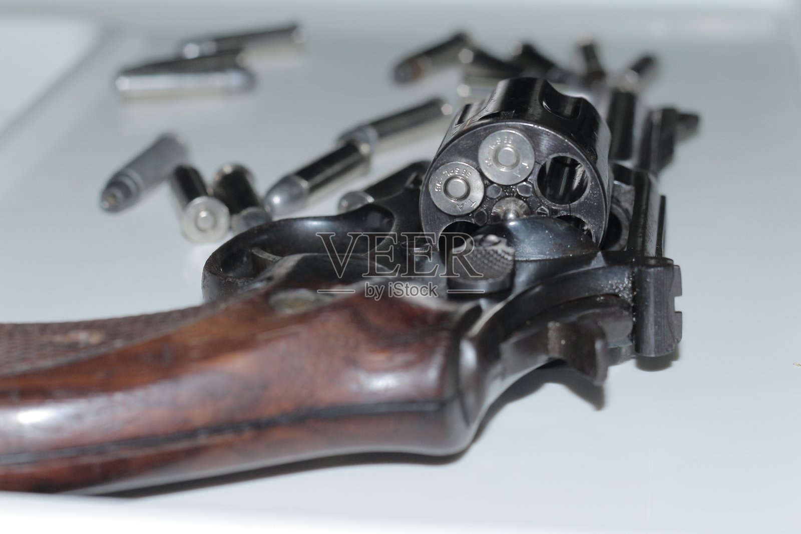 左轮手枪里的子弹照片摄影图片