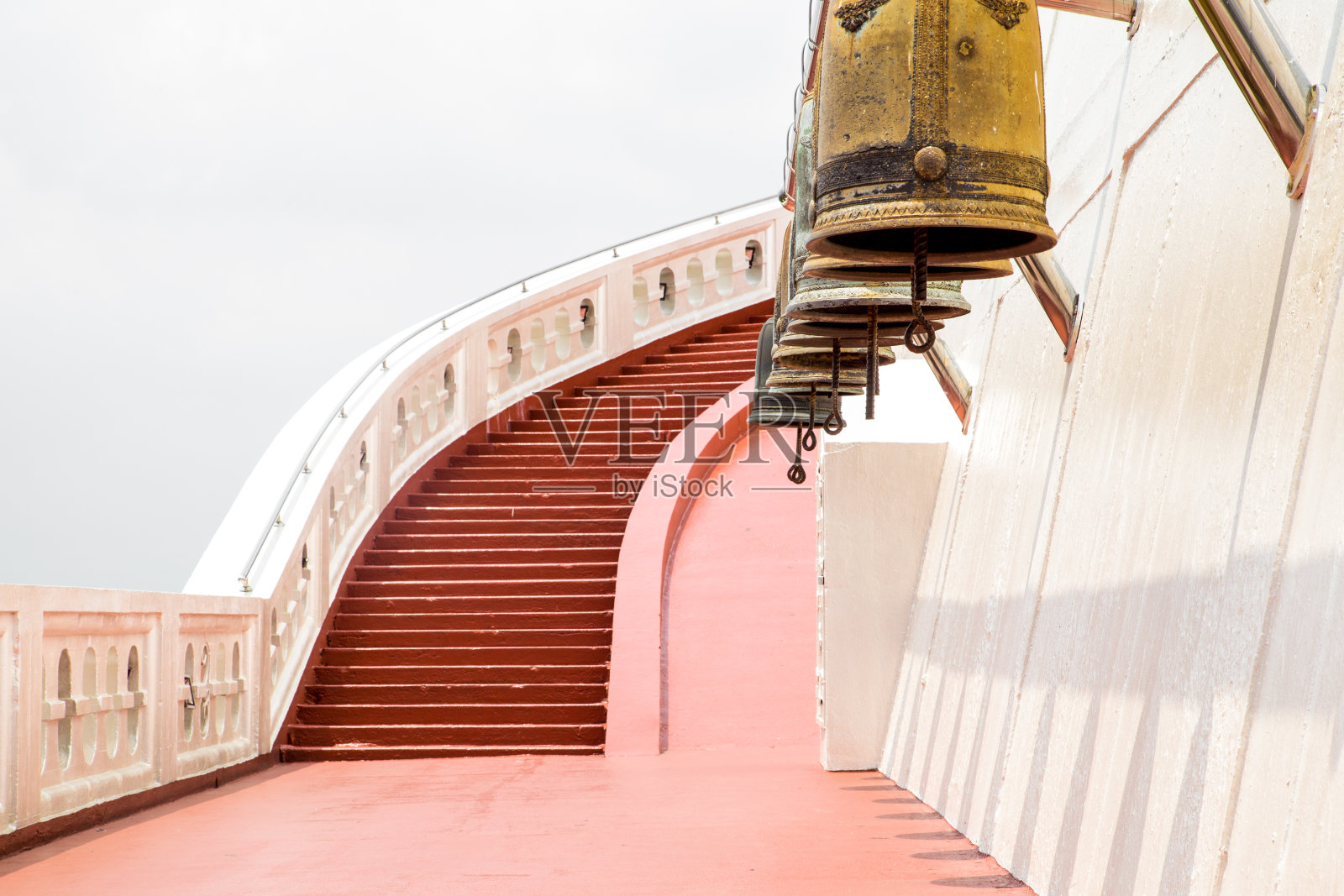 佛教寺庙附近的金属钟照片摄影图片