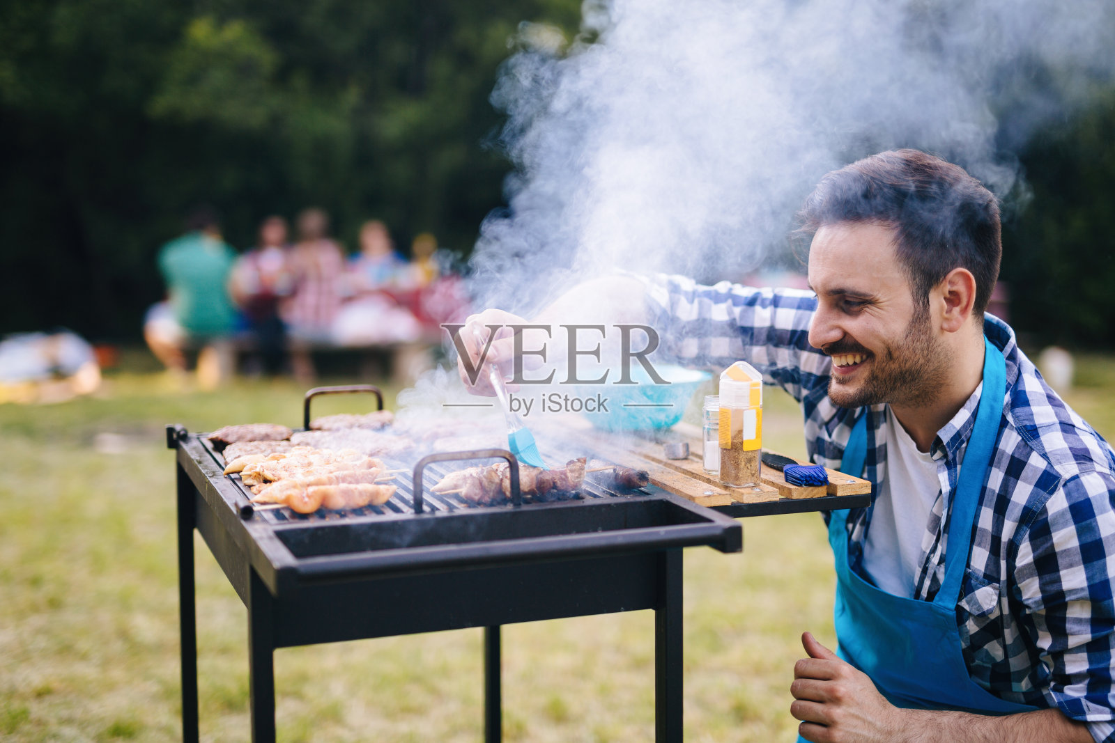 快乐男准备烤肉照片摄影图片