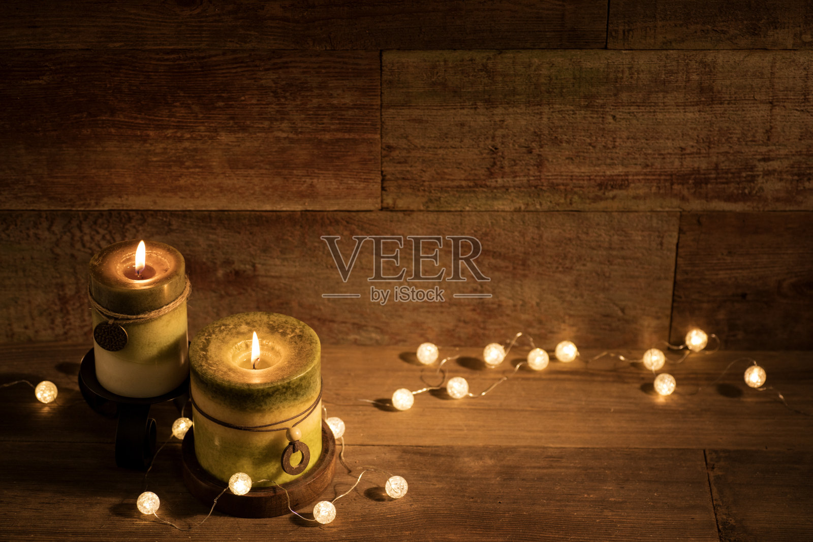 蜡烛与圣诞灯在复古的木材背景照片摄影图片