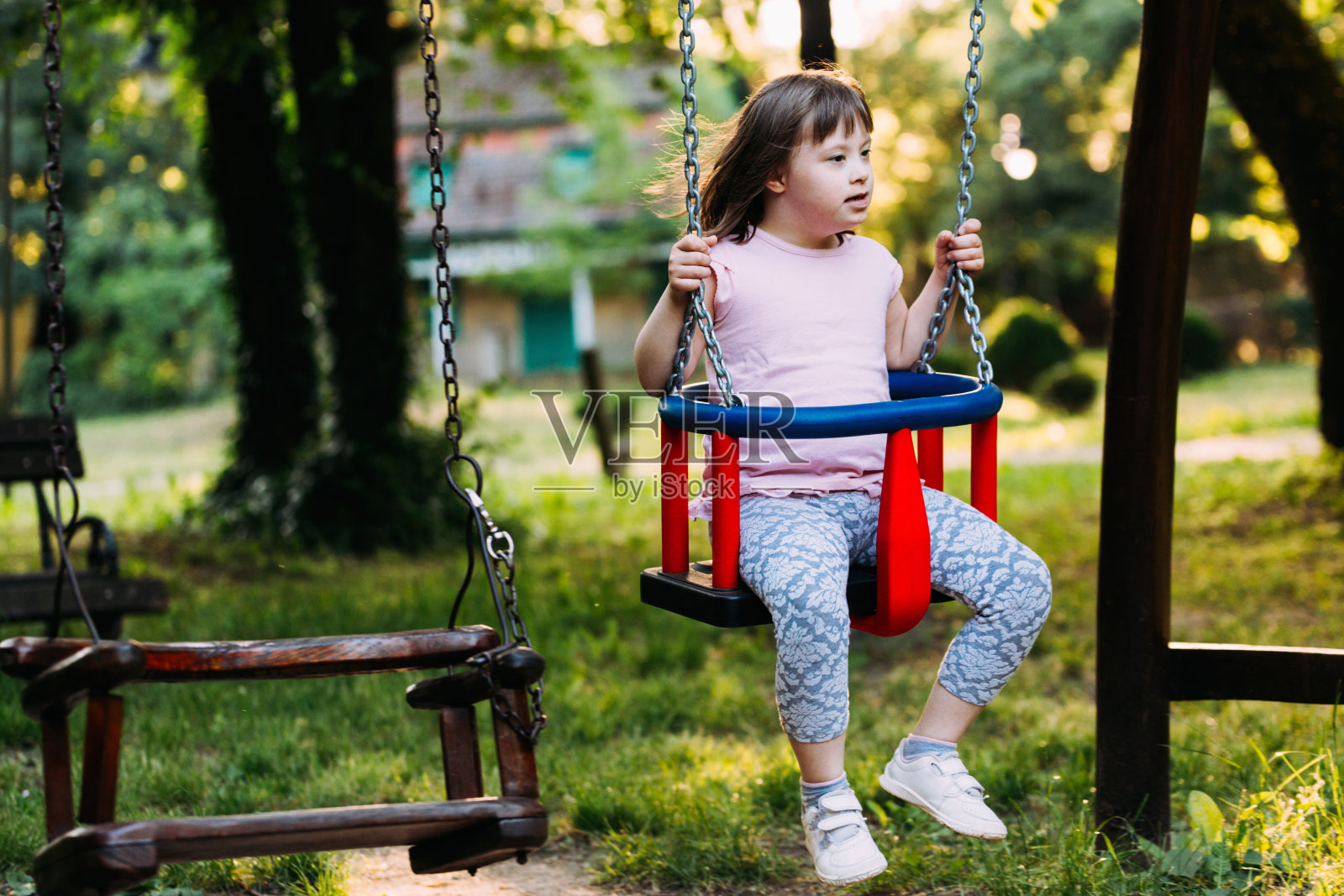 美丽唐氏综合征小女孩肖像照片摄影图片