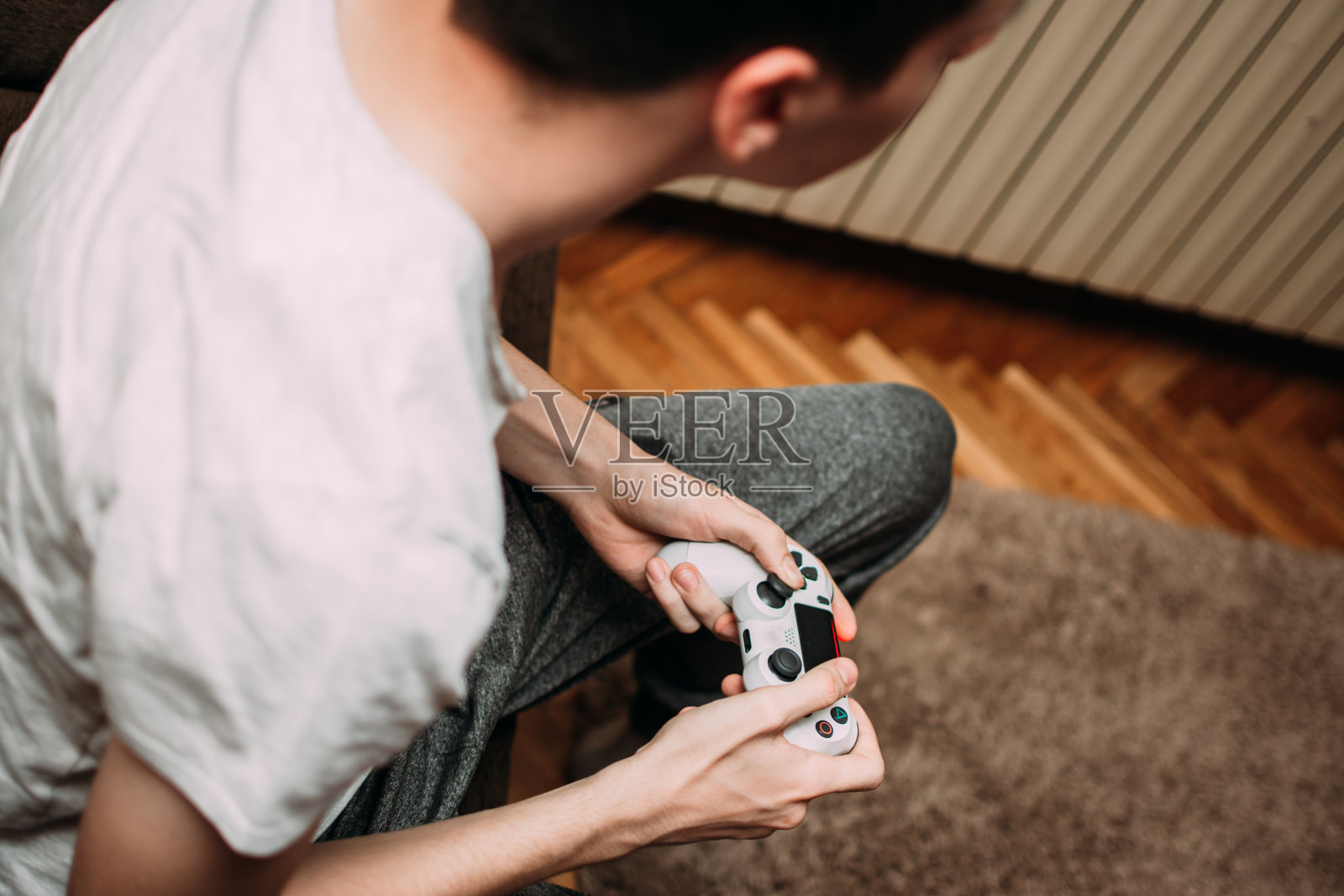 在家玩电子游戏照片摄影图片