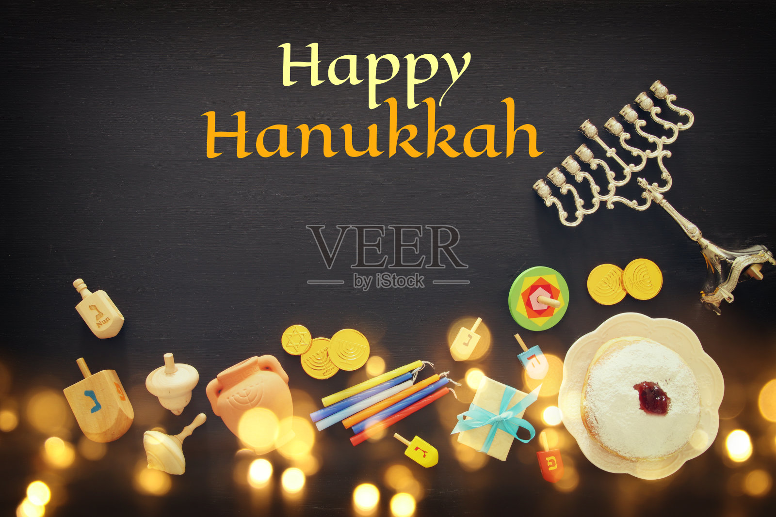 犹太节日光明节的背景，传统的旋转顶部，烛台(传统的烛台)照片摄影图片