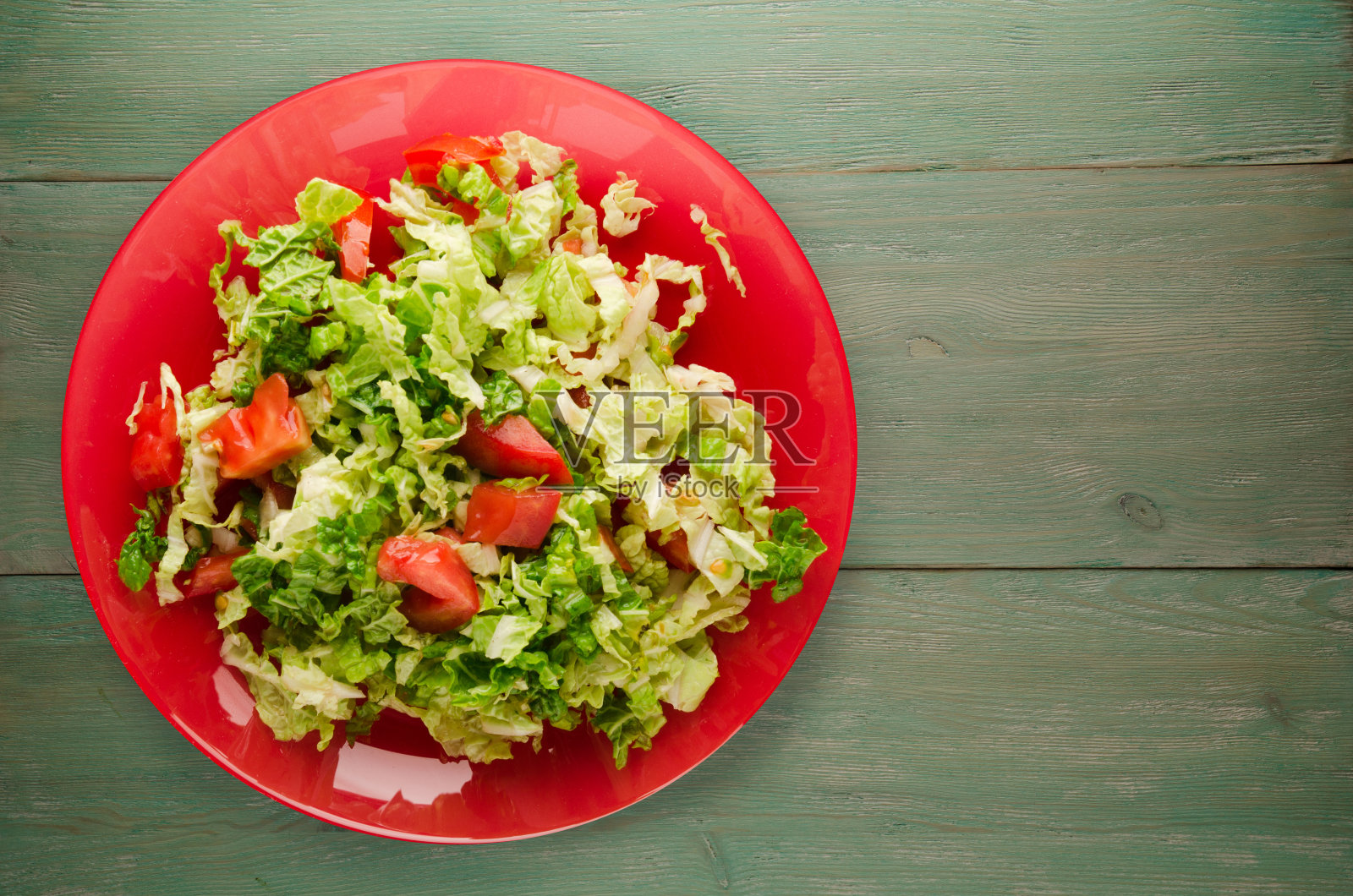 木背景上的一盘卷心菜番茄沙拉照片摄影图片