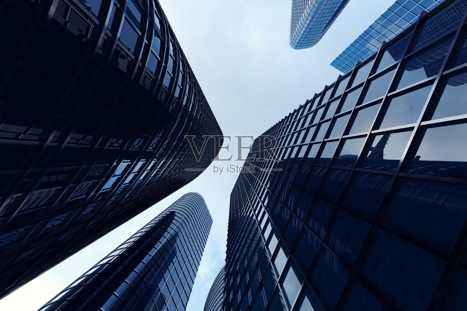 摩天大楼的低角度视图。日落时仰望摩天大楼的视角。在傍晚日落时，在商业区的现代摩天大楼的底部视图。商业理念的成功行业技术架构。照片摄影图片