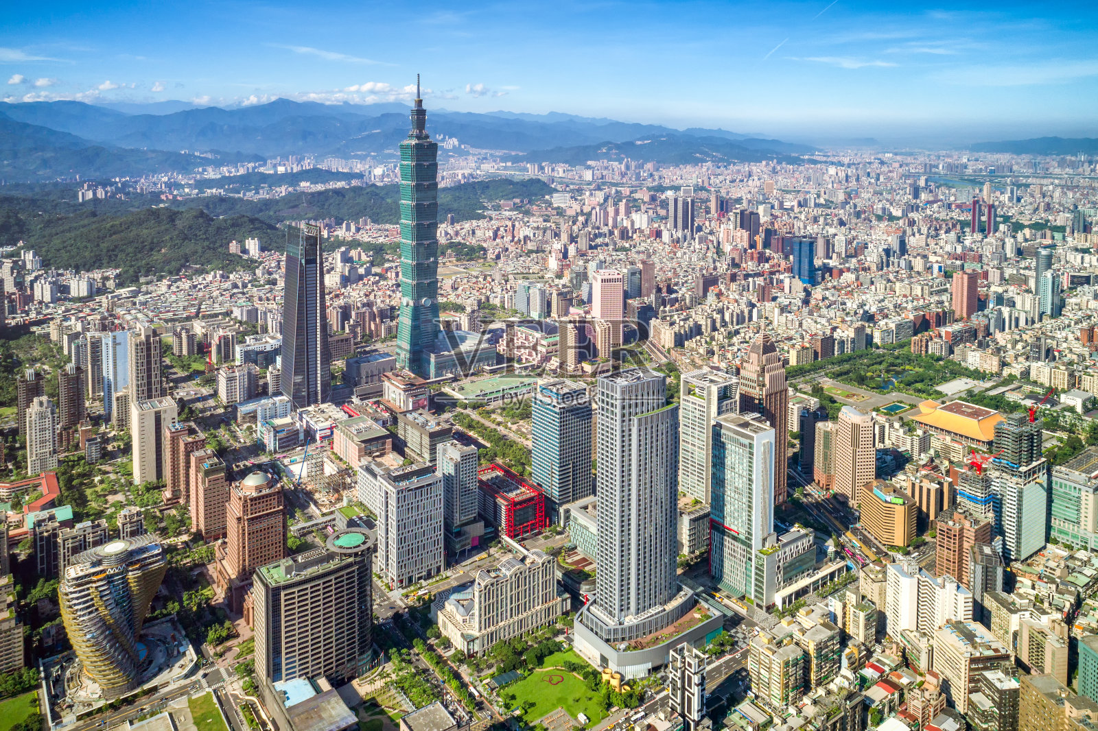 现代都市的摩天大楼，在蓝天下俯瞰台湾台北照片摄影图片