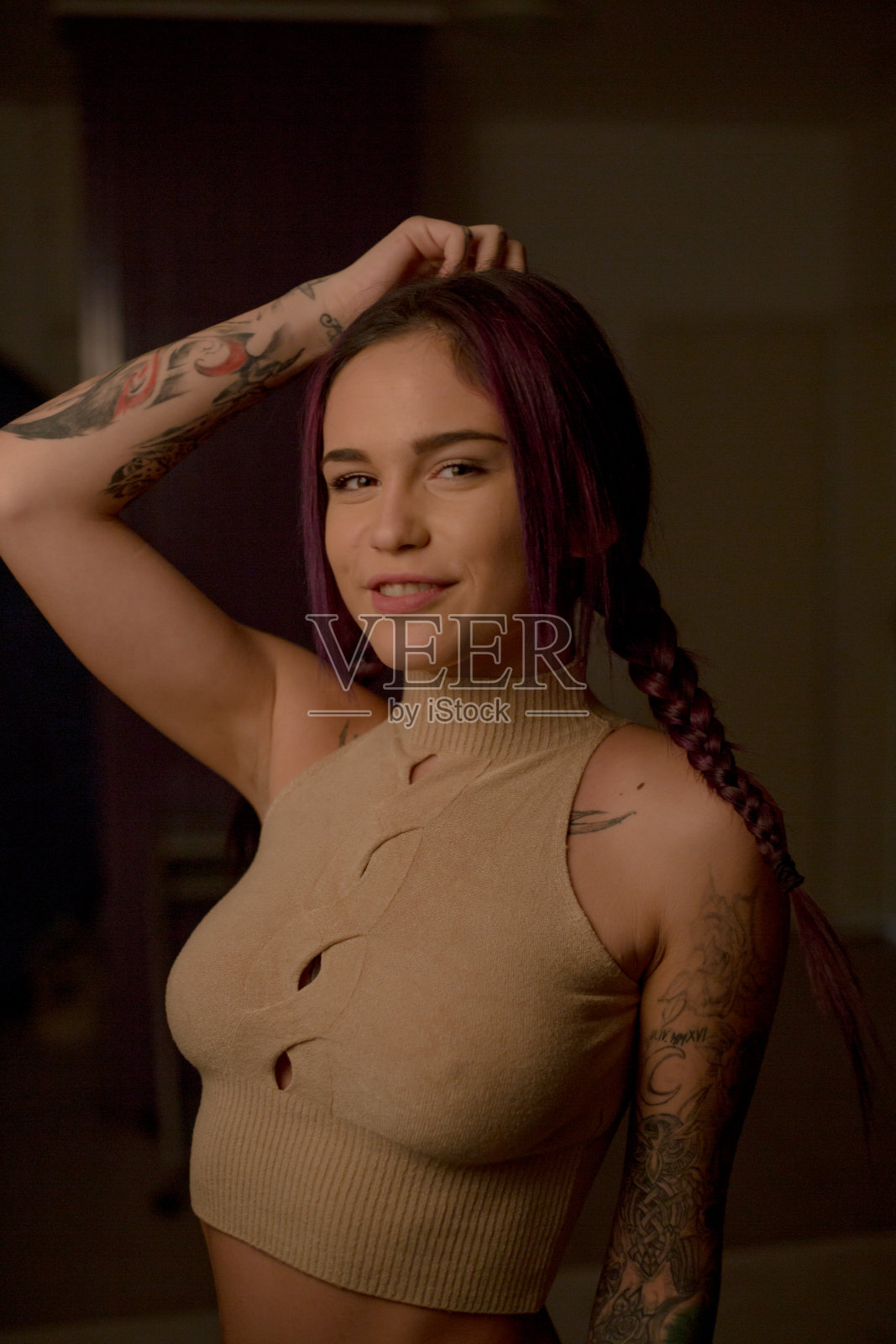 一个紫色头发的朋克女孩的肖像。照片摄影图片