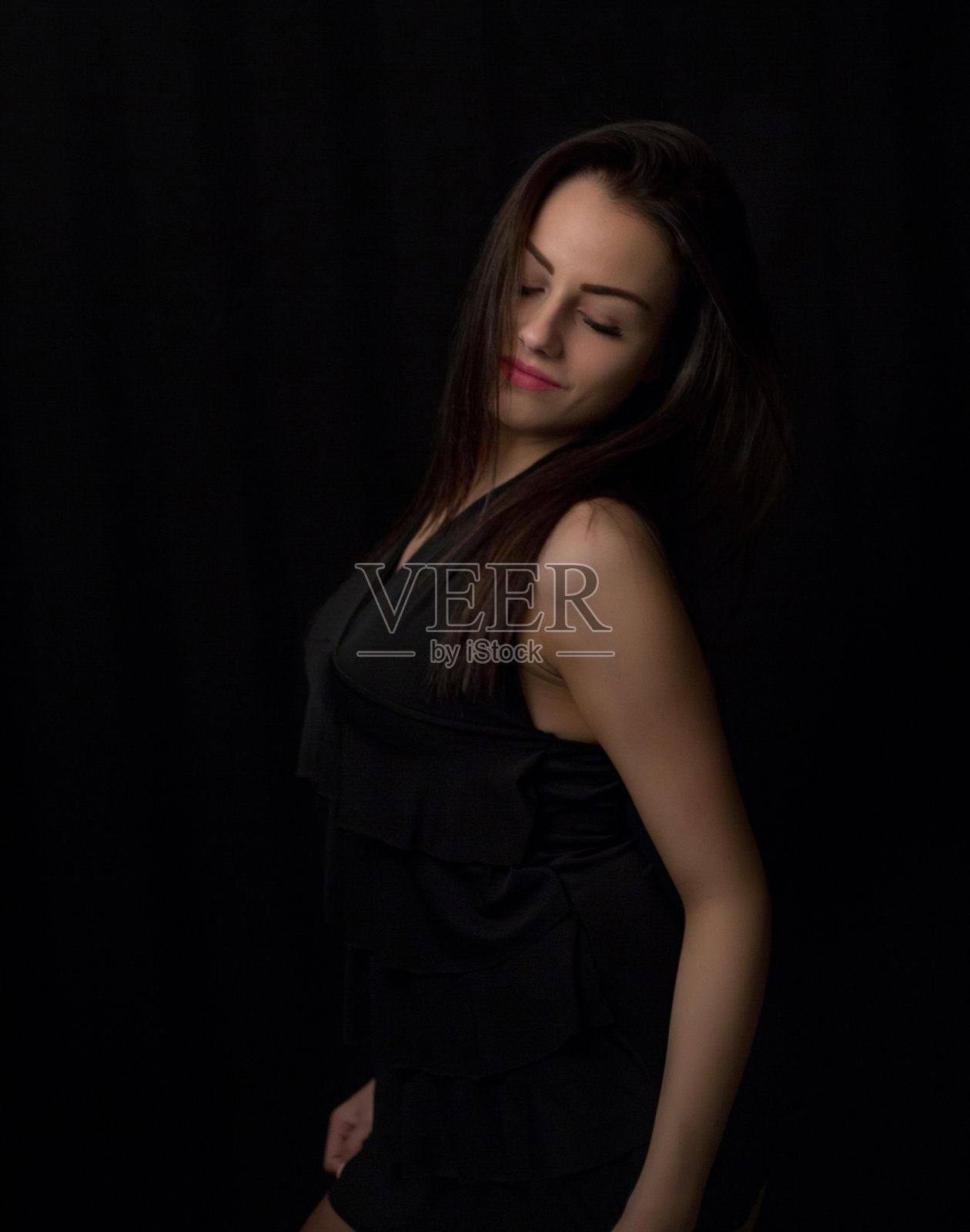 时尚近距离肖像年轻性感美丽的黑发女人与专业化妆。长发，烟熏眼，完美的皮肤。辣妹看着镜头照片摄影图片