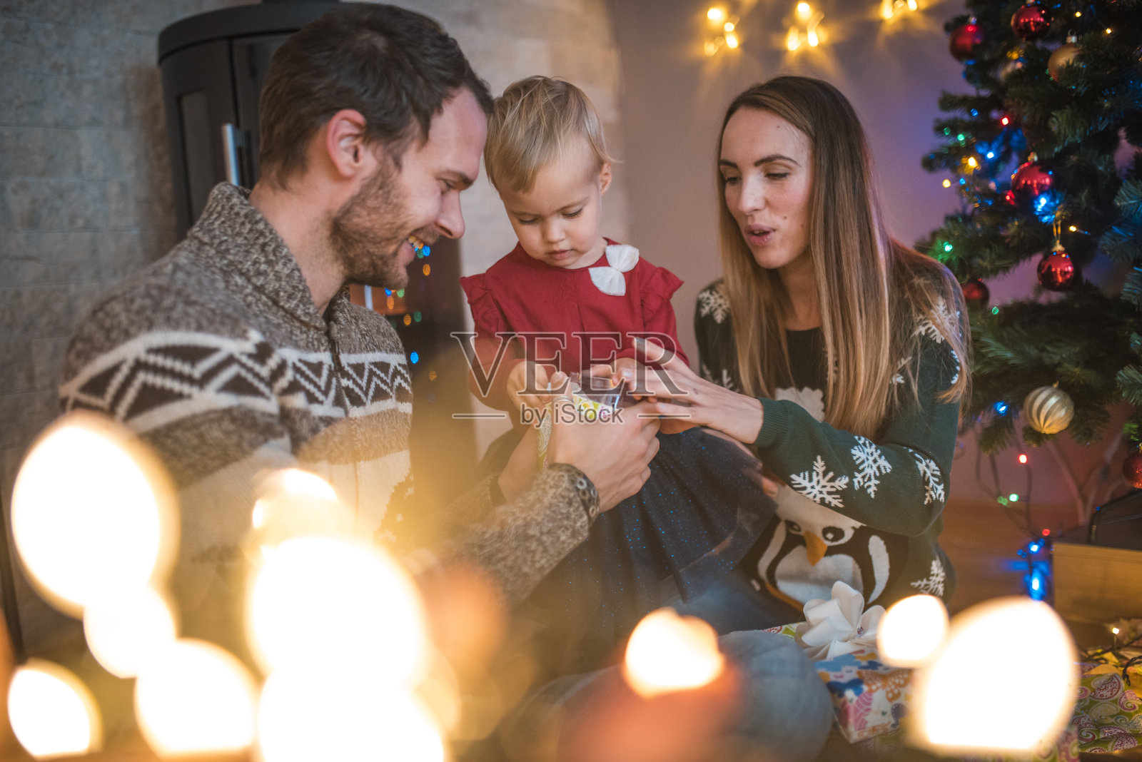 打开圣诞礼物照片摄影图片