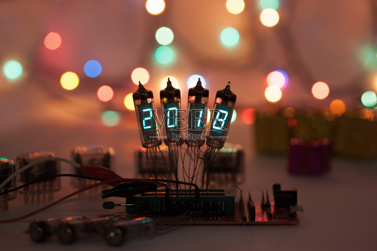 新年快乐是用一盏灯写的。无线电电子灯。2018. 原创设计的祝贺与美丽的散景照片摄影图片