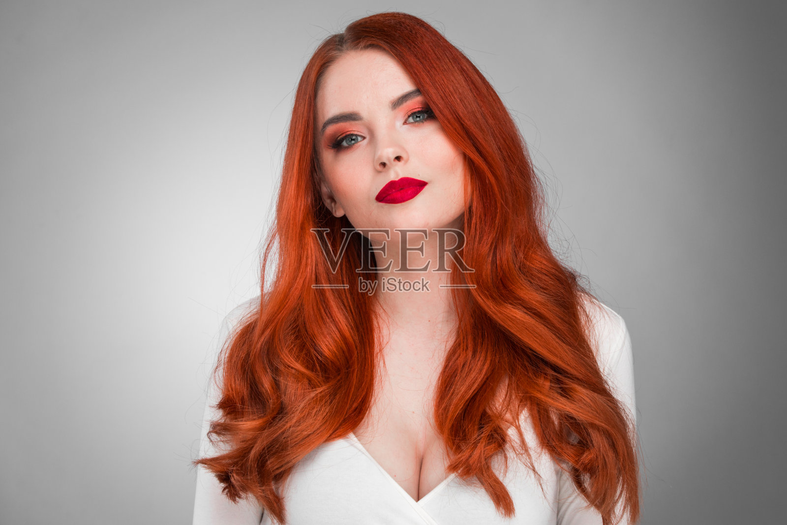 华丽的红色头发的女孩照片摄影图片