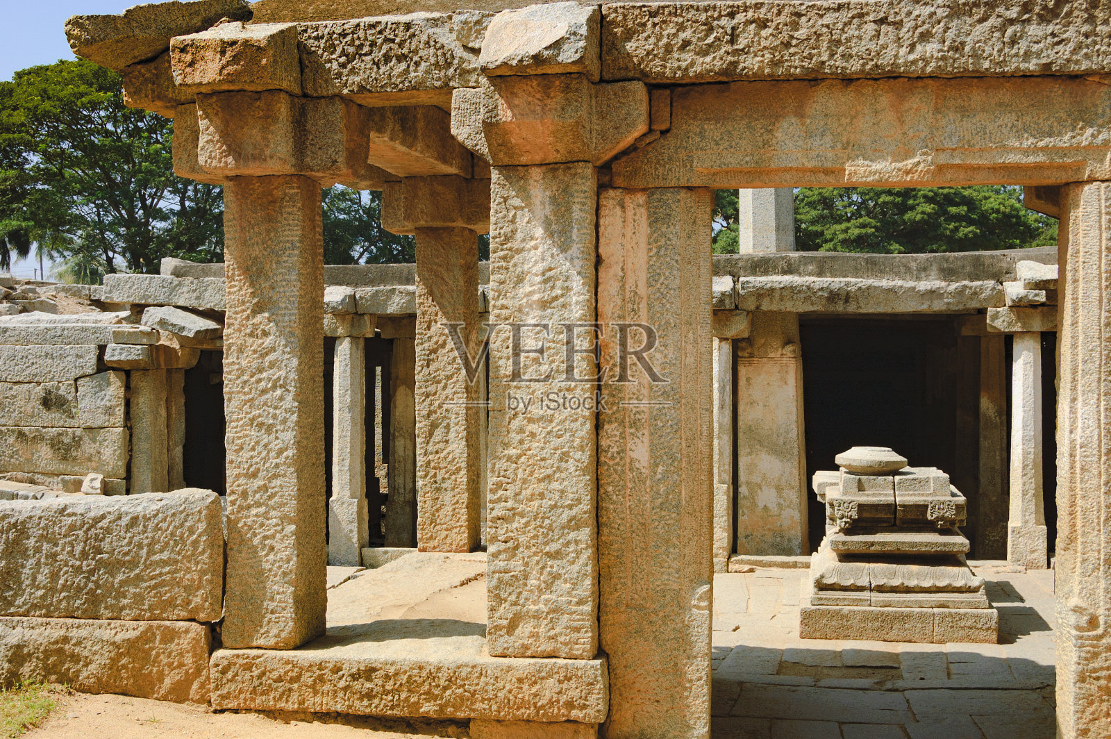 印度汉比地下湿婆寺的入口照片摄影图片