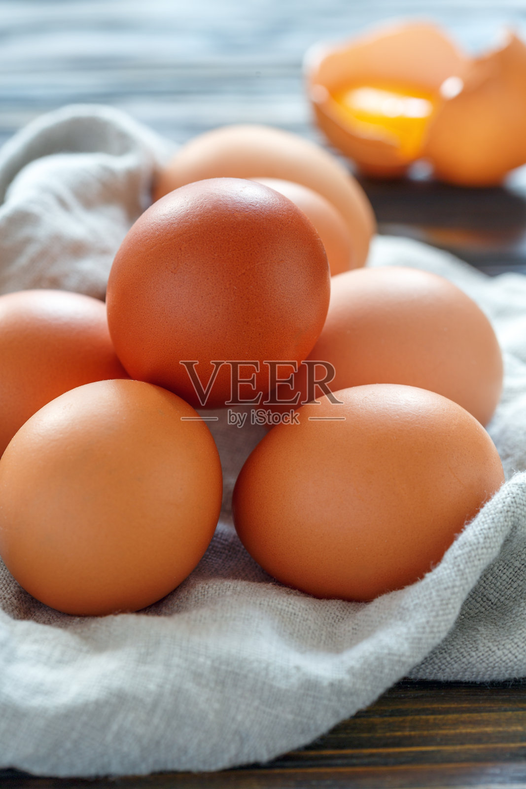 鸡蛋和破蛋壳与蛋黄。照片摄影图片