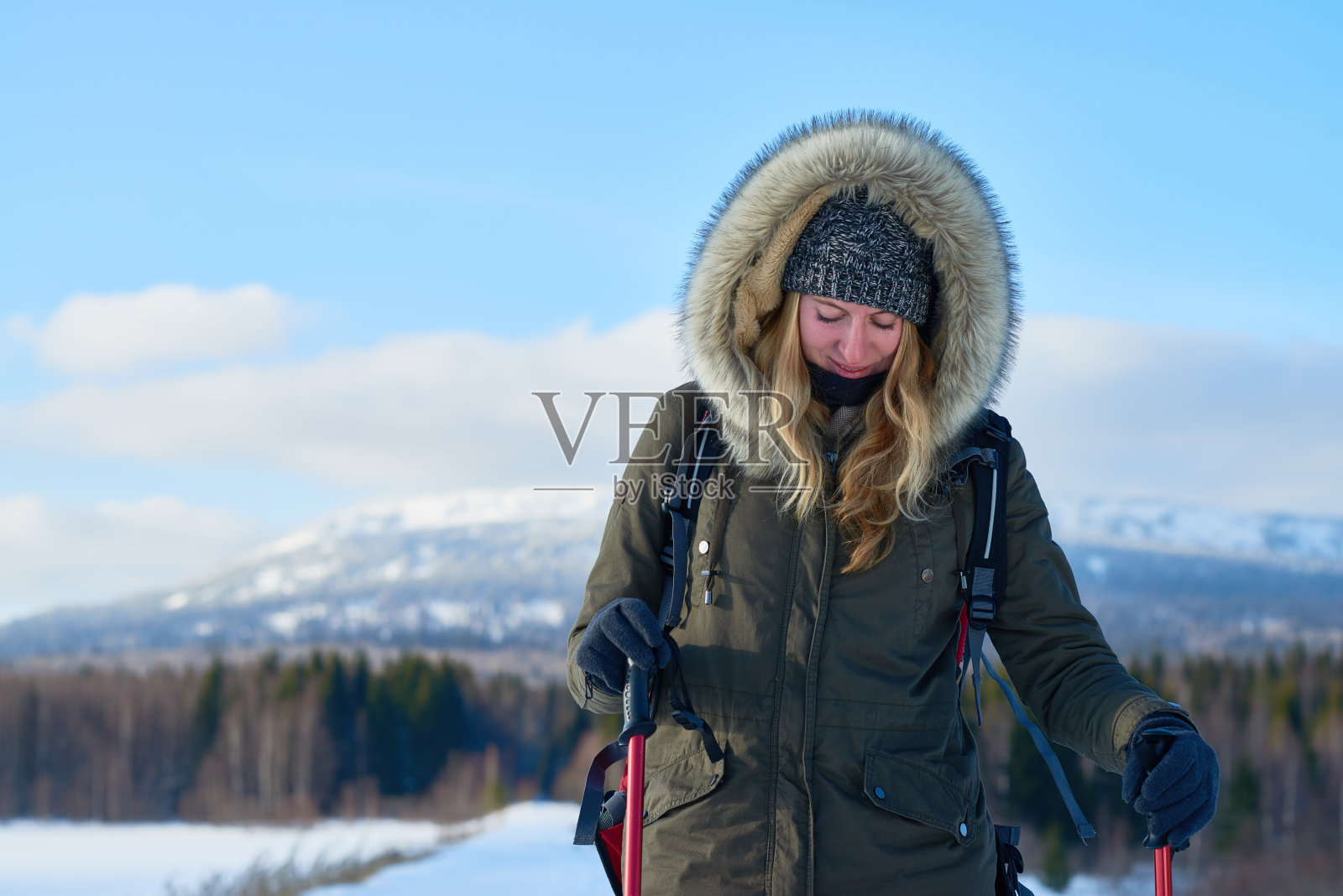 有吸引力的攀登者征服新的高度照片摄影图片