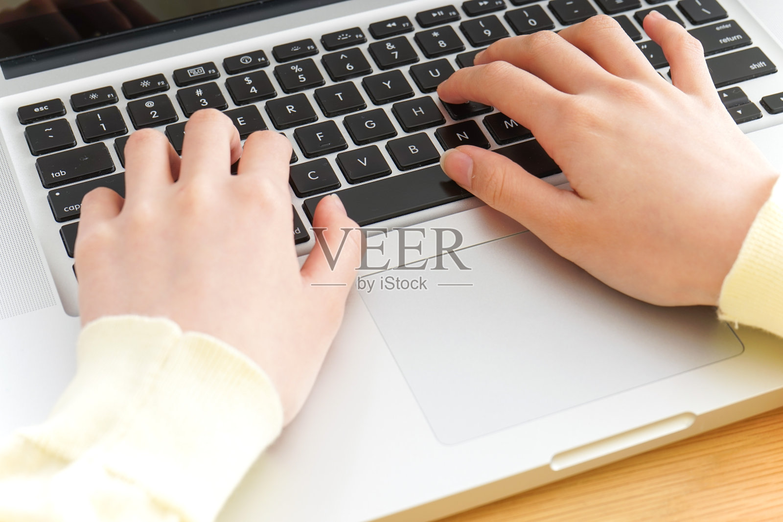 年轻的亚洲妇女在家工作照片摄影图片