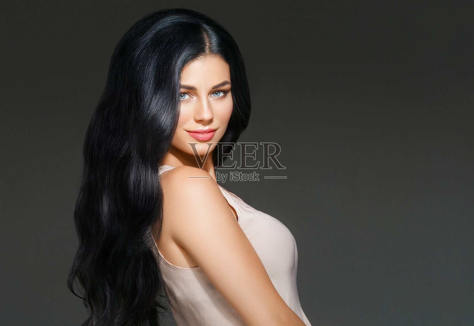美丽的女人面对工作室肖像。美女黑头长发照片摄影图片