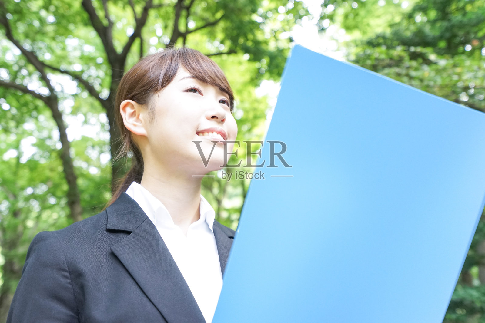 年轻的女商人走在外面照片摄影图片