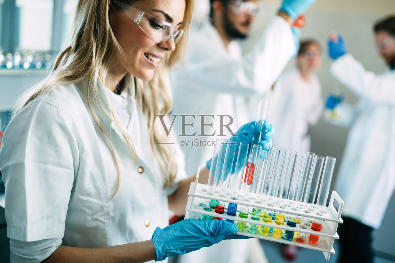 在实验室工作的化学女学生照片摄影图片