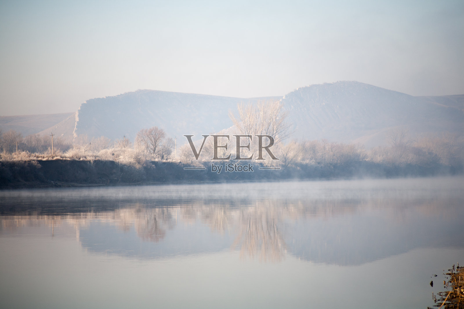 清晨河上晨雾初现照片摄影图片