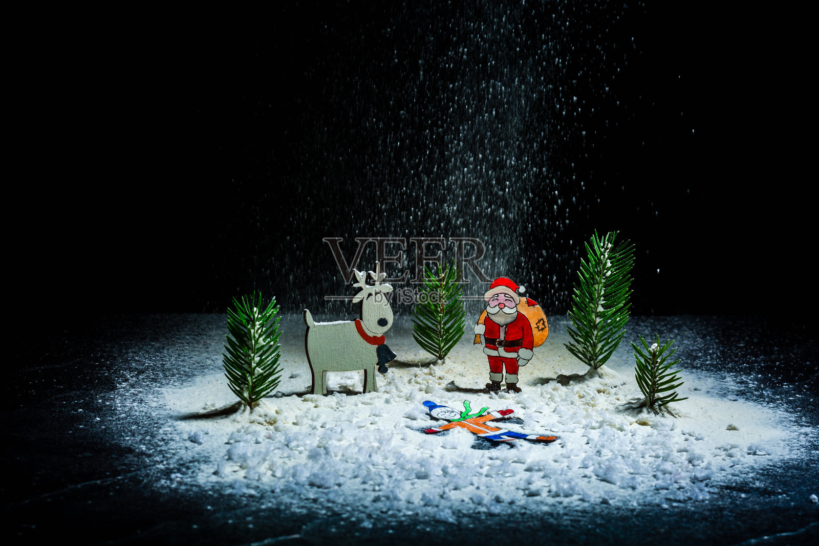 新年的背景。圣诞老人，鹿和男孩的形象。雪的天使。下雪。晚上框架。寄明信片或祝贺。照片摄影图片