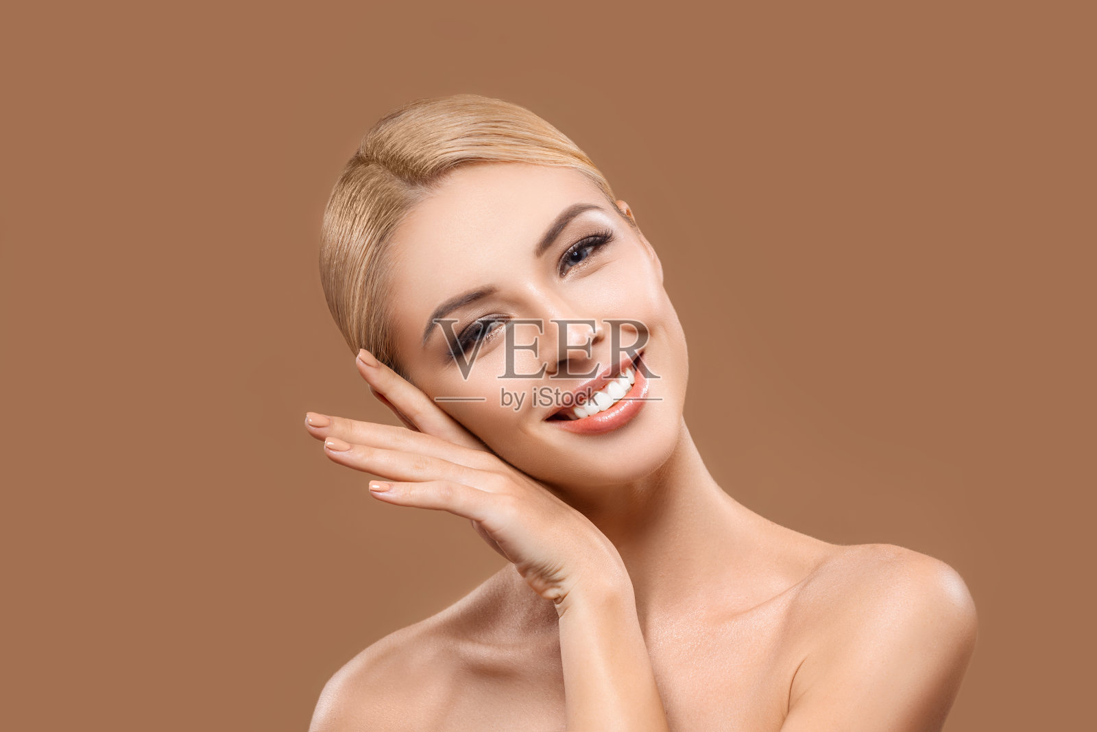 拥有完美皮肤的金发女人照片摄影图片