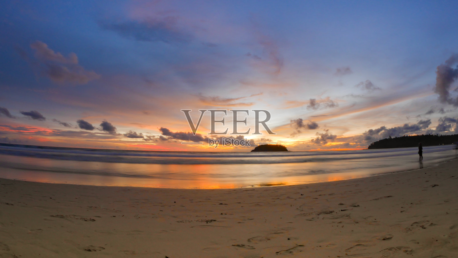 美丽的海滩和黄昏的阴霾天空。照片摄影图片