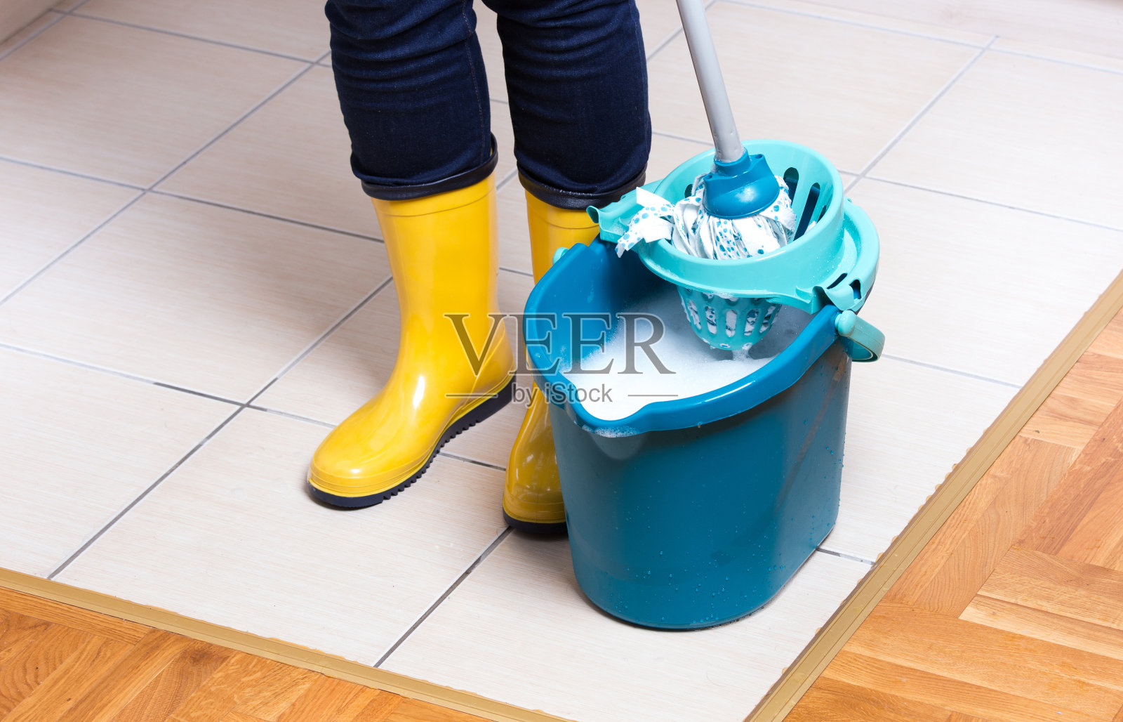 女保洁员拖地板照片摄影图片