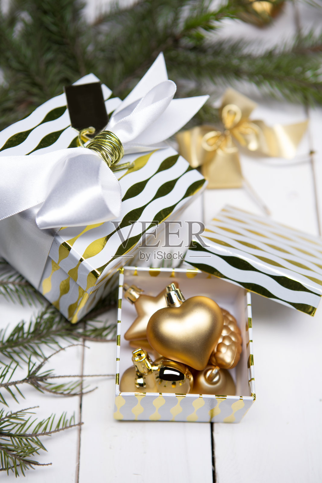 圣诞装饰，礼品盒近景与复制空间在白色木桌表面。照片摄影图片