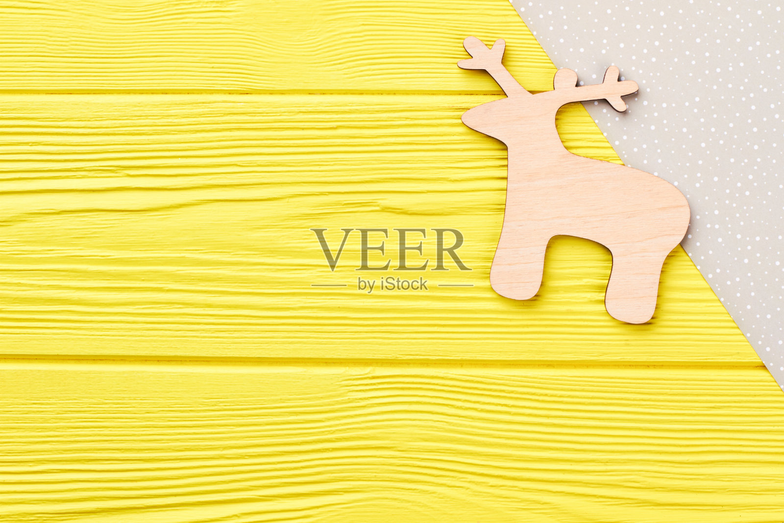 剪出木鹿，复制空间。照片摄影图片