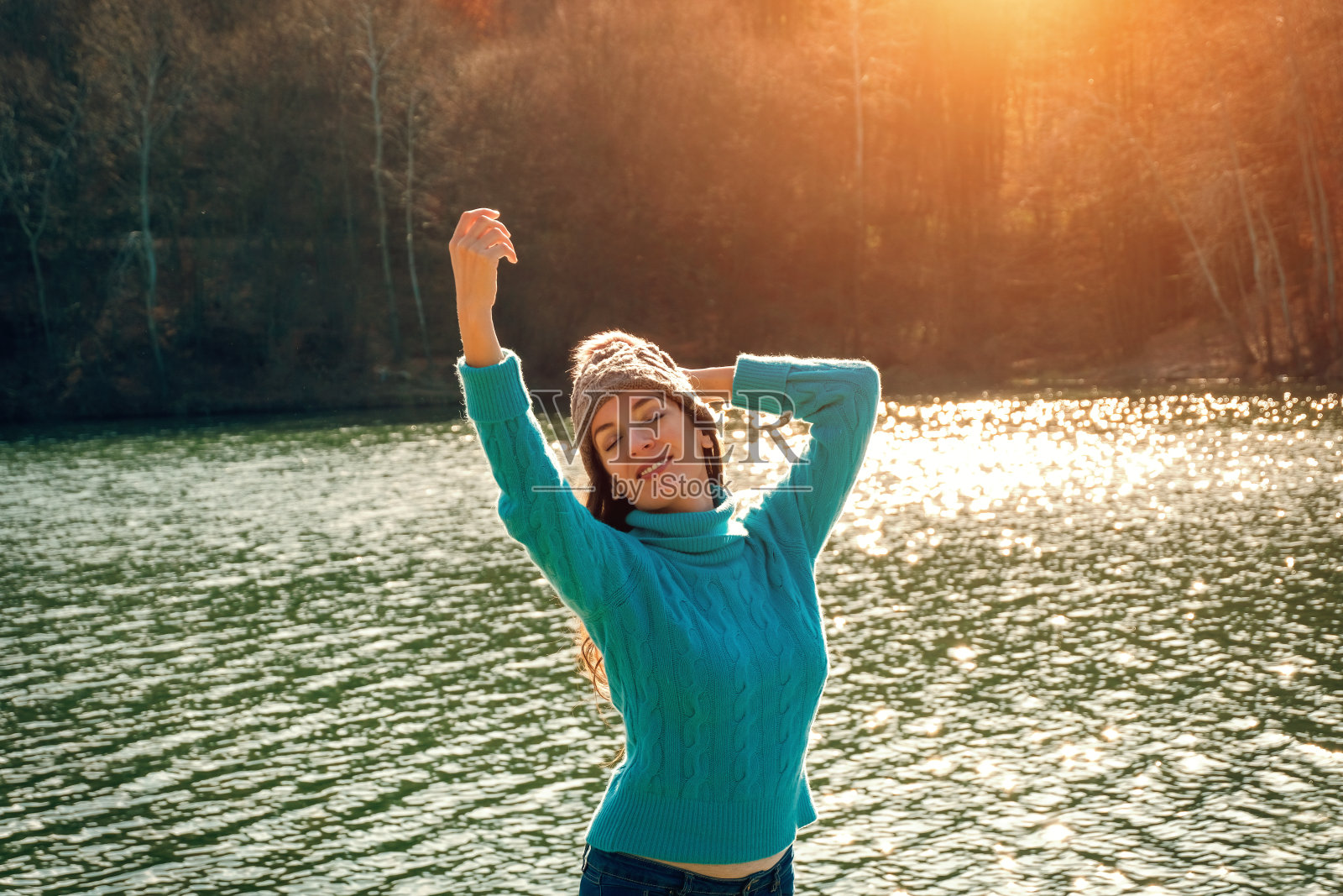 年轻女子在湖边放松照片摄影图片