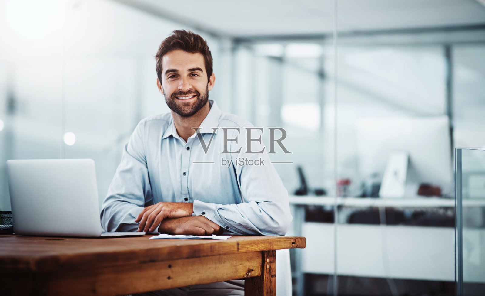 在通往成功之巅的路上照片摄影图片