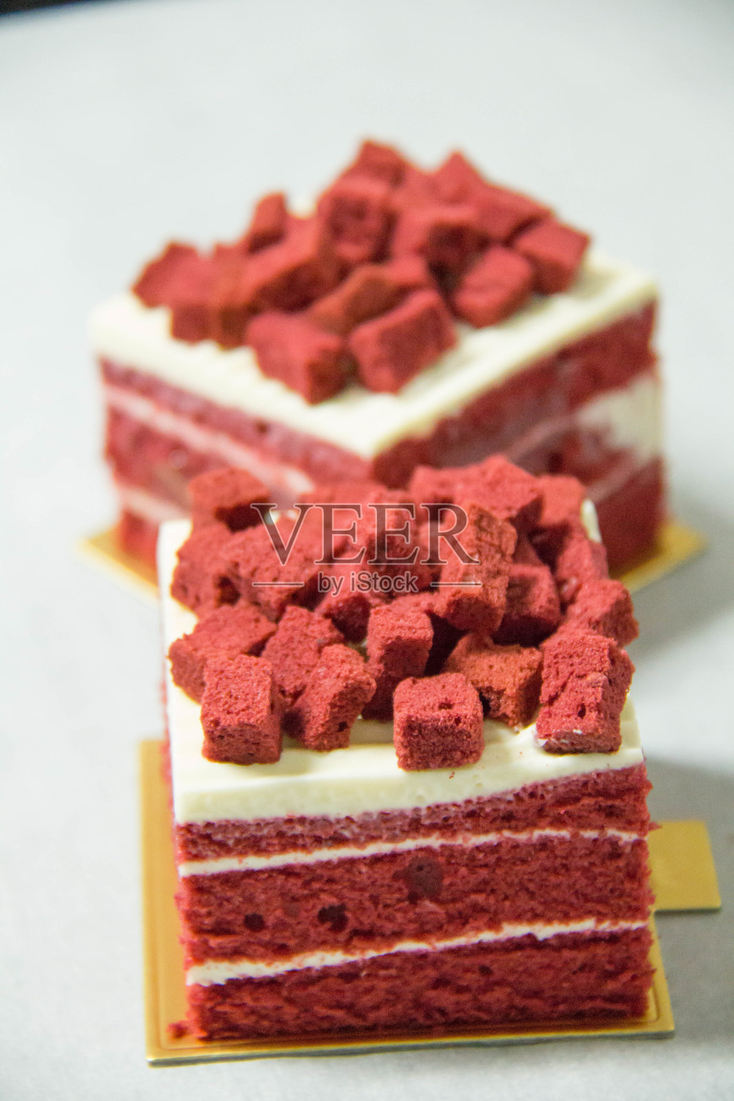 红色天鹅绒蛋糕在白纸上照片摄影图片