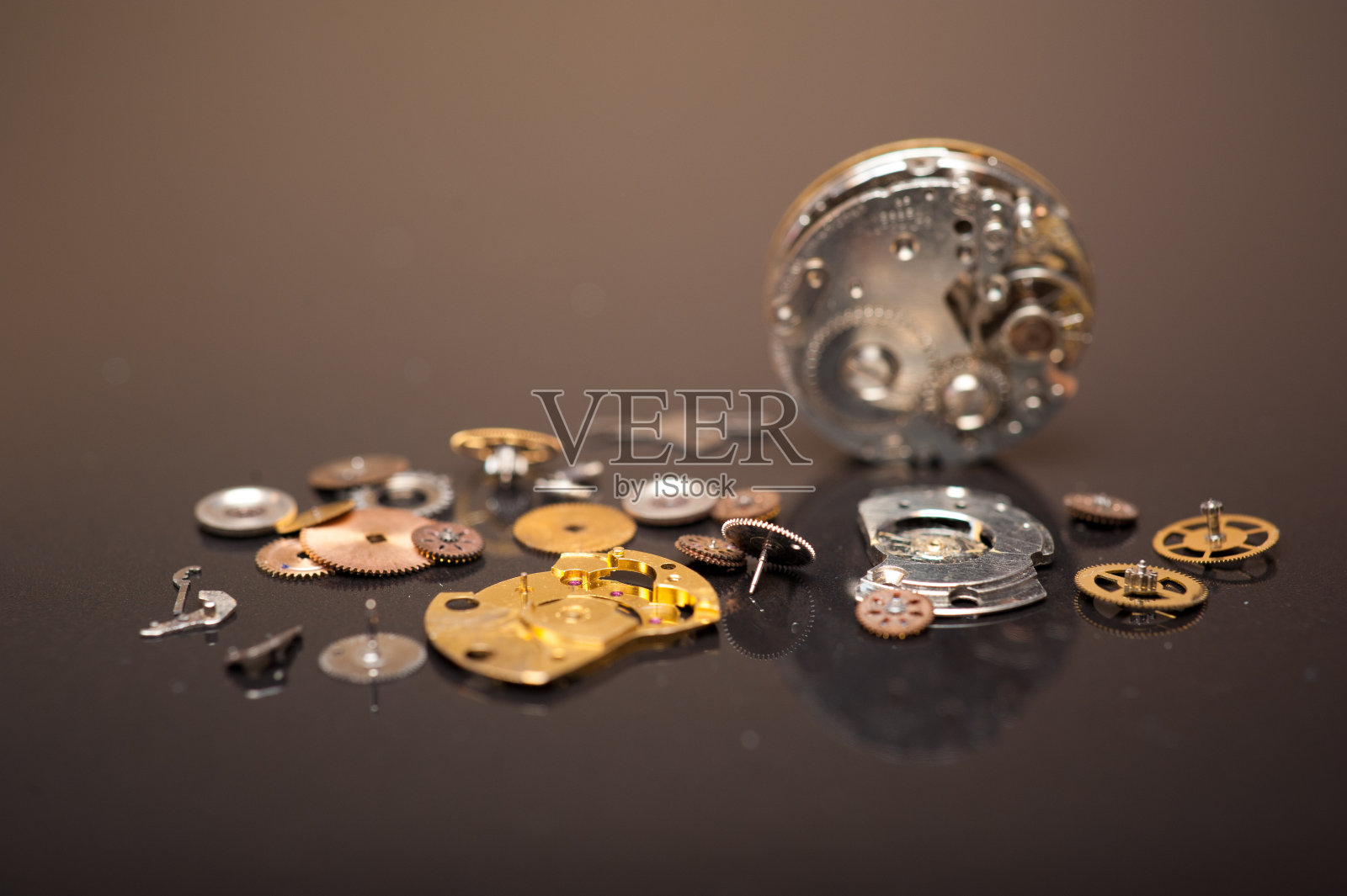 表上详细介绍手表机械。照片摄影图片