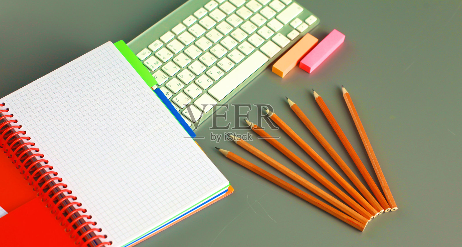 办公桌上有笔记本电脑、笔和笔记本。俯视图照片摄影图片