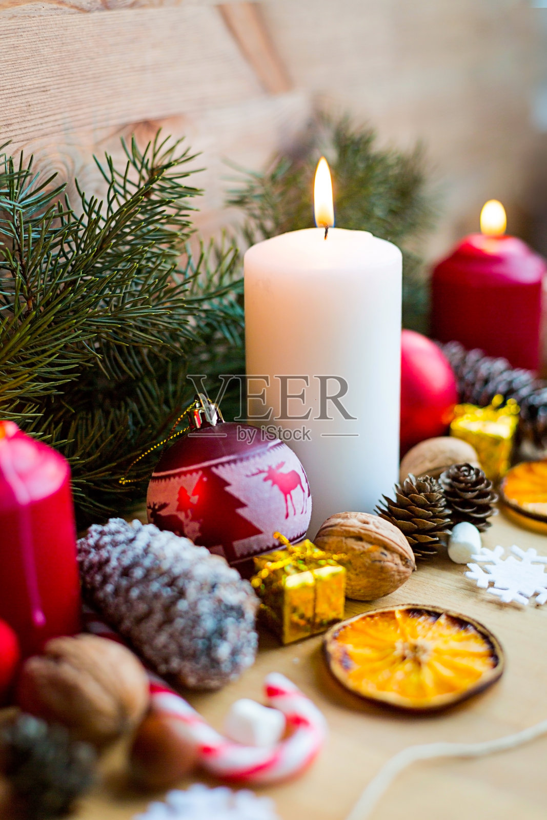 圣诞玩具，点燃的蜡烛和其他圣诞装饰品。贺卡，节日概念。照片摄影图片