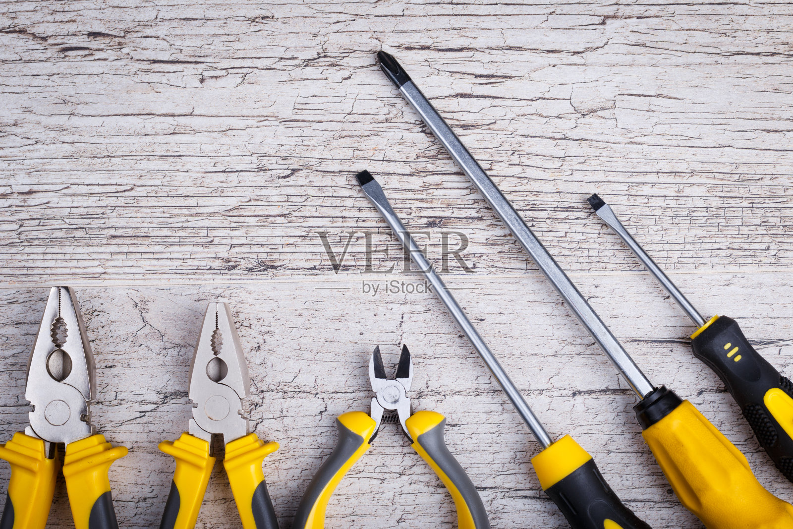 七个乐器躺在一个灰色的木制背景的底部。从上面的观点照片摄影图片