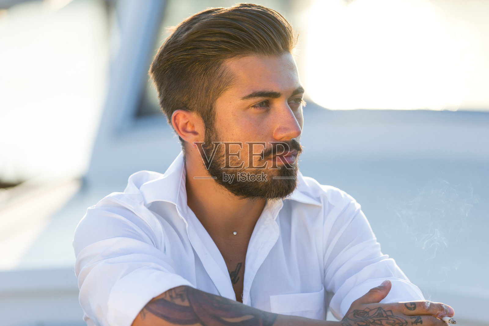 吸烟的人照片摄影图片