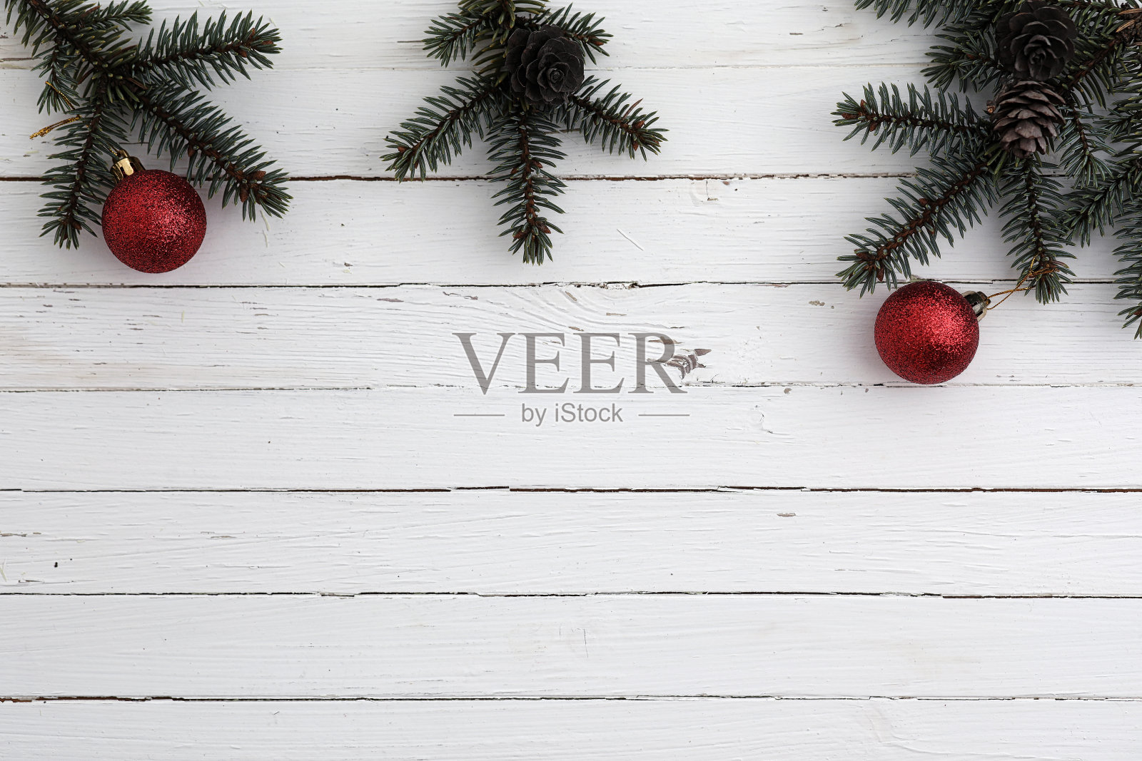 新年的背景。木桌上的云杉树枝。Orname照片摄影图片