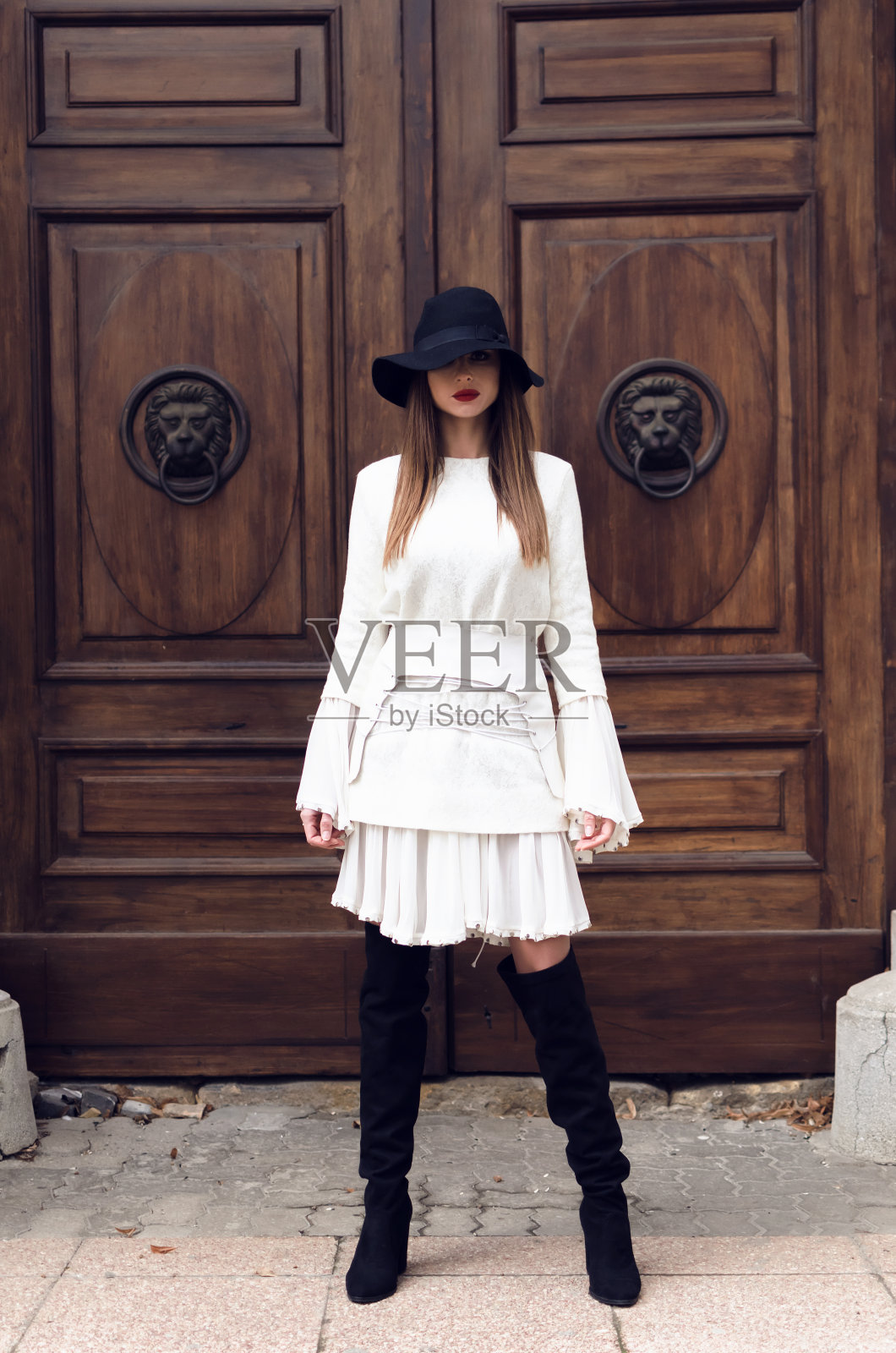 身穿白色礼服的专业时装模特照片摄影图片